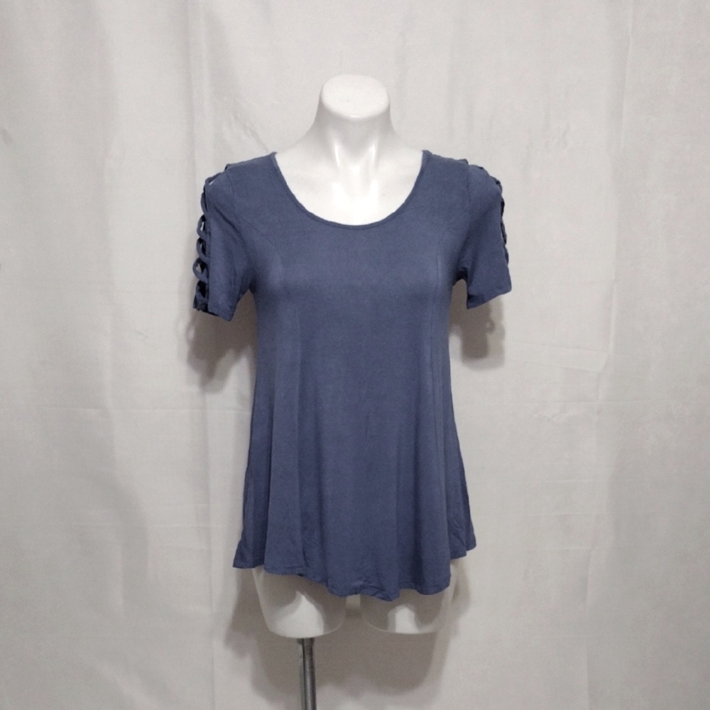 Naif Crisscross Short Sleeve Flowy Swing Blouse Small Casual Boho Chic Top